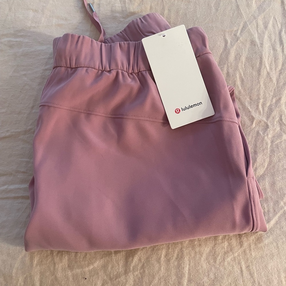 Lululemon On the Fly Mid-Rise Pant 27" 
TravelWoven in pink taupe. Never worn.